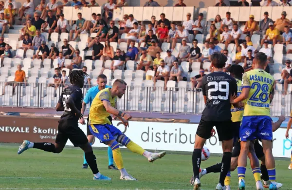 Andrej Kotnik (v sredini)  je bil edini koprski  strelec v Vaduzu, Anis 
Jašaragić (desno) pa je zadel vratnico.