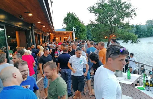 Približno  400 ljudi se je udeležilo srečanja, pri požaru pa jih je 
pomagalo precej več.  