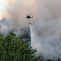 Požar pri Devetakih je ponoči gasilo tudi dobrih 50 slovenskih 
gasilcev.