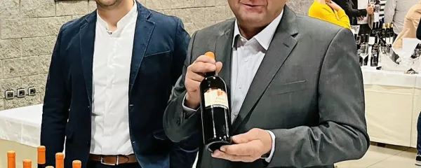 Belokranjec Jožef Prus (desno) je spet najtrofejnejši vinar na 
radgonskem ocenjevanju. 