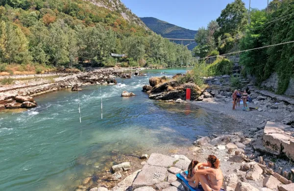 Na Starem jezu nista le minimalni vodostaj in pretok, tudi Soča 
ima skoraj temperature morja, saj dosega kar 22,7 stopinj.   