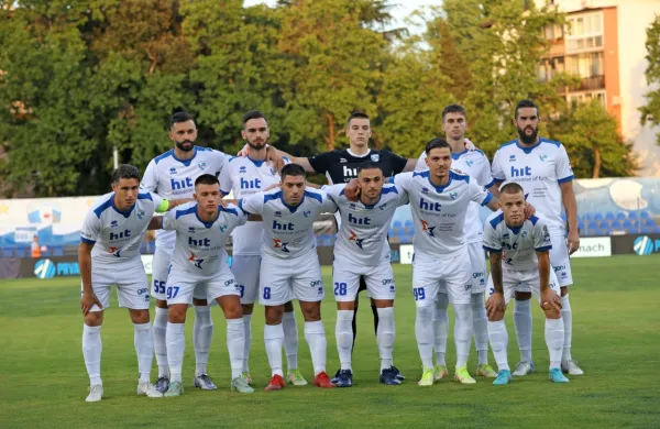 Trener  Miran Srebrnič je  v uvodnih dveh krogih ob domači zmagi 
z Bravom in porazu  v Mariboru poslal na igrišče isto enajsterico 
Gorice. Kako bo v tretje z Radomljani?