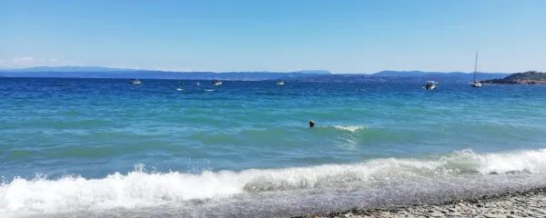  Morje je imelo včeraj 26 stopinj Celzija. 