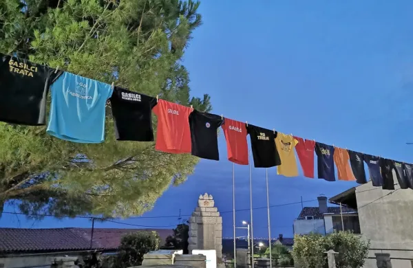 Izobešene majice gasilskih društev in drugih služb so svojevrstna 
zahvala domačinov iz Kostanjevice na Krasu vsem, ki so pomagali 
krotiti ognjeno pošast.
