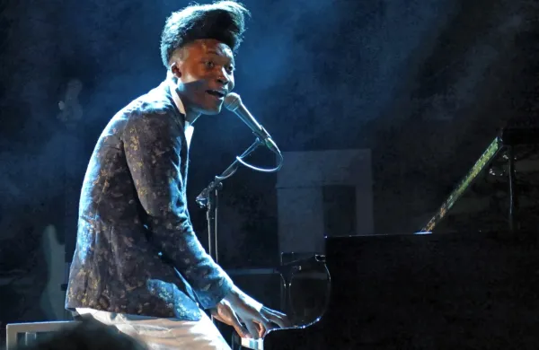 Benjamin Clementine je že leta 2017 navdušil v Kinu Šiška, prihodnjo 
soboto pa bo nastopil na slikovitem prizorišču smučišča Na Žlebeh. 