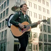 V sredo bo na Belopeških jezerih nastopil britanski kantavtor 
James Blunt, čigar priljubljenost  doživlja pravo renesanso.  