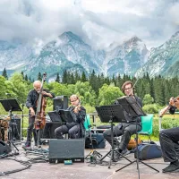 Trilok Gurtu (levo) je včeraj zjutraj  z godalnim kvartetom Arke uročil občinstvo, povečini pohodnike na Belopeških jezerih.   