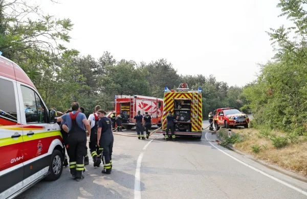 Zaradi intervencije zaprte ceste so marsikateremu podjetju onemogočile tudi dovoz materiala in odpremo iz skladišč. Vsi pa so 
borcem proti ognju hvaležni za pomoč.
