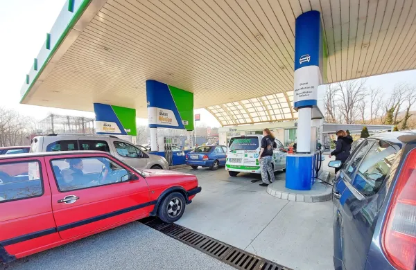 

Cene pogonskih goriv na bencinskih servisih ob avtocestah in 
hitrih cestah se medtem še naprej oblikujejo prosto na trgu 
oziroma jih trgovci določajo sami.