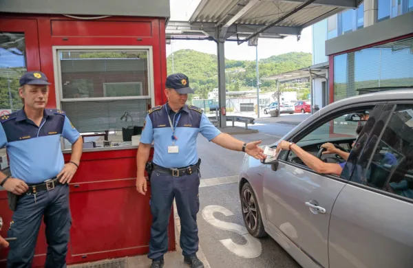 Na cestah v smeri Hrva&scaron;ke in na mejnih prehodih močno povečan promet