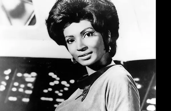 Nichelle Nichols, temnopolta igralka, ki je v priljubljeni seriji 
Zvezdne steze igralka častnico za zveze Nyoto Uhura, je umrla v 
starosti 89 let.
