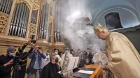 Škof Jurij Bizjak lani ob blagoslovu novih orgel v koprski 
stolnici. 