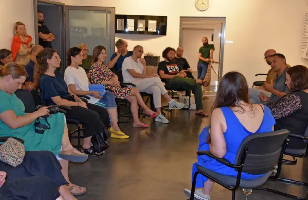 Takole je pred občinstvom v Hiši arhitekture v Ljubljani aktualna 
prizadevanja na poti novogoriško - goriški prestolnici kulture leta 
2025 pojasnjeval Boštjan Vuga (v sredini desno).