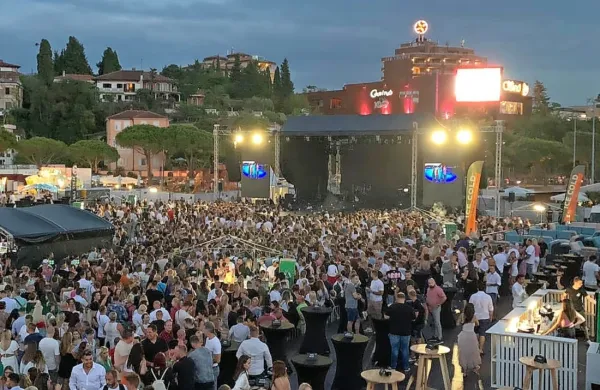 Sobotni koncert Dina Merlina je bil na centralni  portoroški plaži.
