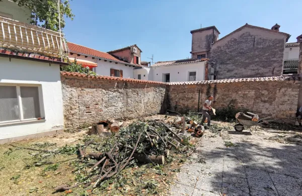 Z zelenjem sta se z vrta priljubljenega Circola poslovila tudi senca 
in prijetno vzušje pod krošnjami dreves.
