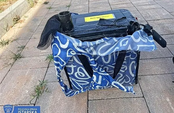 Istrski  policisti  so  snemalno napravo  odkrili   v  hladilni  torbi.  