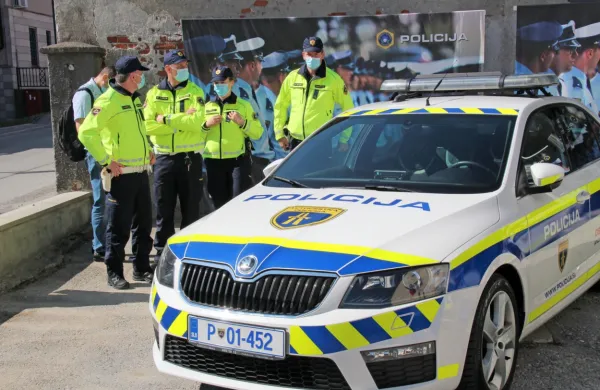V vodstvu  policije opozarjajo   na  anomalije,  ki so se  pojavile  pri   
plačah  policistov,  zaposlenih  v  avtocestni  policiji,  v  primerjavi  s  
tistimi,  ki  delajo  na  prometnih  postajah. 