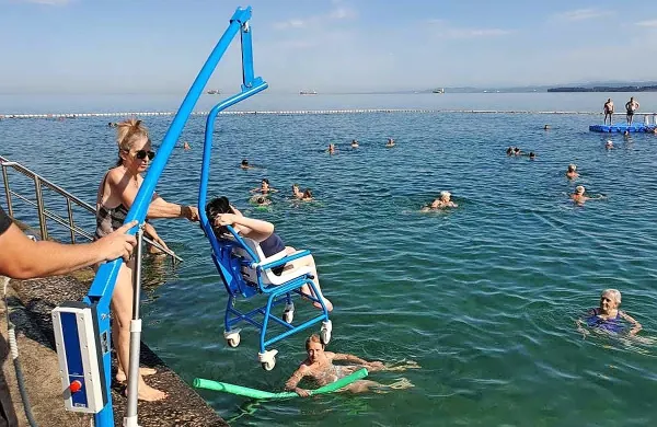 Letos so na plažo v Žusterni postavili fiksno dvigalo s podaljšano 
roko, ki invalidom omogoča varen in enostaven vstop v vodo.