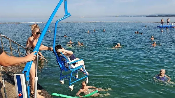 Letos so na plažo v Žusterni postavili fiksno dvigalo s podaljšano 
roko, ki invalidom omogoča varen in enostaven vstop v vodo.