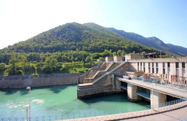 Obratovanje hidroelektrarne Solkan so prejšnji teden ustavili prvič 
po letu 2003.