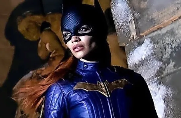 Glavna igralka Leslie Grace je januarja na instagramu objavila 
fotografijo, na kateri je v kostumu Batgirl.