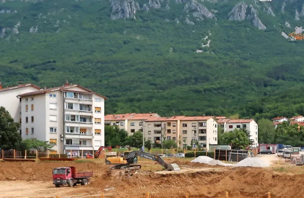 Soseska Ribnik SB II se še gradi, v njej pa bo ajdovski sklad kupil 
sedem stanovanj. Dve pa v bloku ob Hublju. 