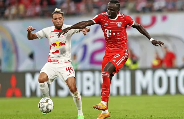 Kevin Kampl (levo) se je v dresu Leipziga v nemškem superpokalu 
že soočil z novo okrepitvijo Bayerna, Sadiom Manejem.  