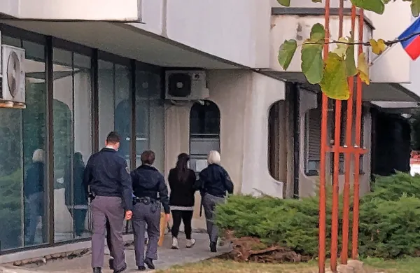 Štirje   obsojeni  Italijani (ženski  sta od  novembra   predlani v  zaporu  
na  Igu),   so  ves  čas  zanikali,  da  bi   vedeli  za migrante  v  fiat  fiesti,  ki  
naj  bi  jo  spremljali.  