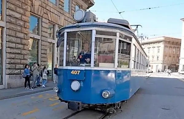 Openski tramvaj med poskušno vožnjo v aprilu.