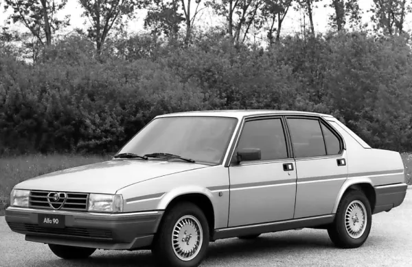 Jeseni 1984 so v Torinu predstavili alfo 90, avto, ki je bil sodobno 
oblikovan in s skorajda za tiste čase futuristično notranjostjo.