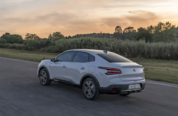 Citroen je predstavil križanca C4 X in e-C4 X fastback, ki bosta 
zasedla mesto v ponudbi te francoske znamke med standardno 
kombilimuzino C4 in večjim modelom C5 X.