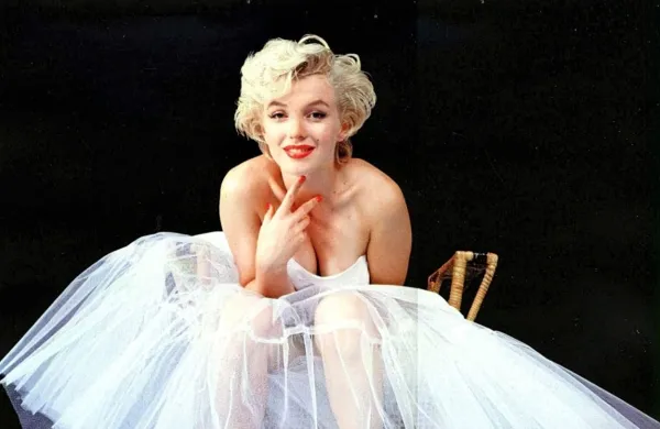 Marilyn Monroe je bila velika ikona ameriškega filma in seks 
simbol petdesetih let minulega stoletja, zasebno pa predvsem 
precej nesrečna oseba.