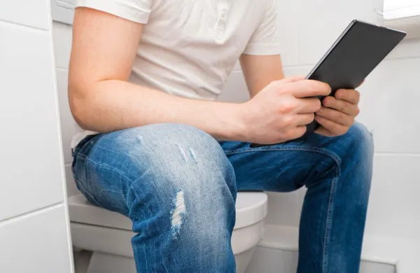 Velikokrat pomaga že branje časopisa ali brskanje po telefonu.