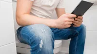 Velikokrat pomaga že branje časopisa ali brskanje po telefonu.