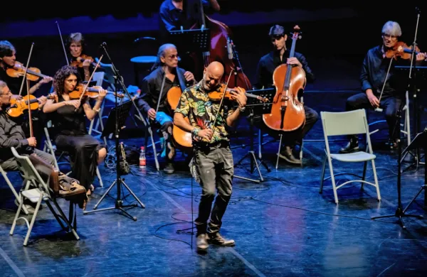 Alessandro Quarta, v družbi orkestra  I Filarmonici di Roma