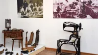 Utrinek z razstave o zgodovini čevljev in čevljarstva v Tolminskem 
muzeju. 