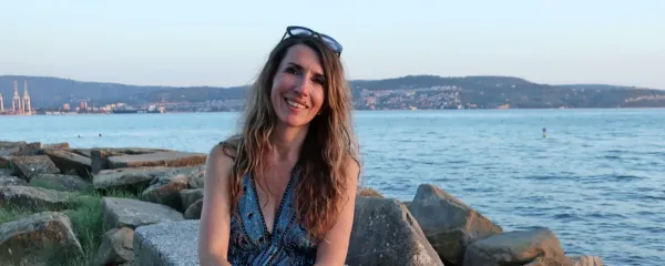 Maja Pišot Cvikl na plaži v Valdoltri, kjer se je utrnil marsikateri 
verz iz njene zbirke Pomoli srca.