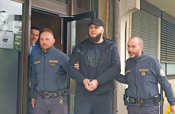 Na  sojenju Brianu Boerkampu (med pravosodnima  policistoma)  so  
včeraj prebrali  tudi  izpisek  iz  kazenske  evidence,  po  katerem  je  bil  
v  domovini  že  večkrat  obsojen  zaradi  različnih  kaznivih  dejanj.   