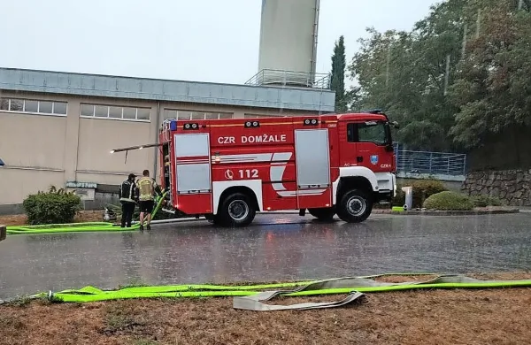 Uprava RS za zaščito in reševanje je v preteklem tednu vsak dan 
povečevala količino vode, ki jo s Planinskega polja pripeljejo v 
Cepke pri Dekanih, je med ogledom tamkajšnje vodarne povedal 
državni sekretar na ministrstvu za obrambo Rudi Medved. 