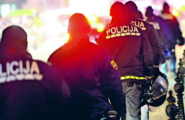 Ministrstvo za notranje zadeve je ugotovilo, da so policisti med 
obvladovanjem protestov v štirih primerih ravnali nestrokovno in 
nesorazmerno posegali v človekove pravice. 