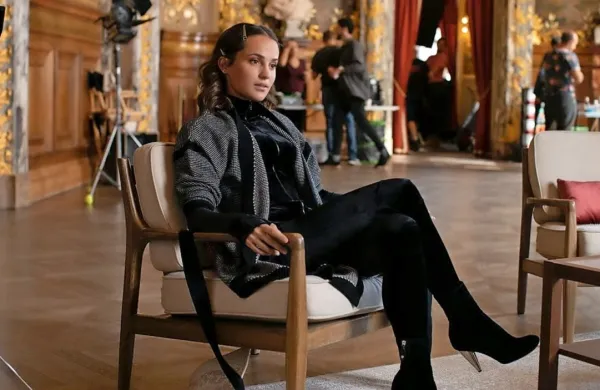 V zelo zahtevne čevlje Irme Vep je po Maggie Cheung in ikoni 
francoskega nemega filma Misadori stopila zvezdniška igralka 
Alicia Vikander.