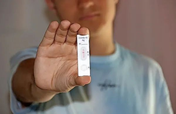

Prvi scenarij bo veljal, če bo prevladovala različica koronavirusa, 
ki se naglo širi v vseh skupinah prebivalstva in pri večini ne 
povzroča težjega poteka covida-19, ki bi zahteval bolnišnično 
zdravljenje. 