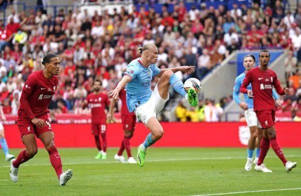 Napadalec  Manchester Citya Erling  Haaland (z žogo) se je z 
Liverpoolovimi branilci soočil že pretekli konec tedna na tekmi za 
angleški superpokal. 