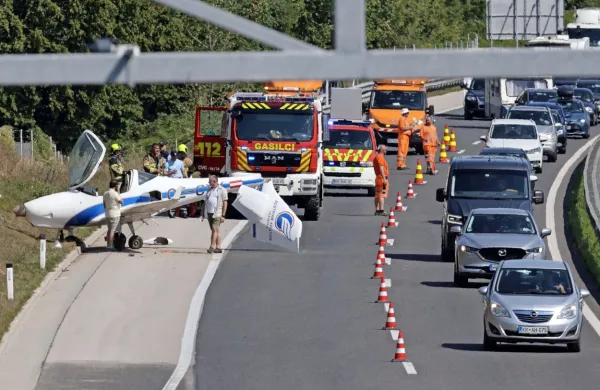 Letalo  graškega podjetja Austrian Aviation Training je v petek 
vzletelo z letališča pri Lescah, nato pa se je zaradi odpovedi 
motorja pilot odločil za zasilni pristanek na avtocesti pri Brezjah v 
smeri Jesenic.