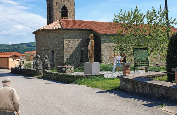 Idejna zasnova postavitve kipa je predvidena pred cerkvijo sv. 
Kozme in Damijana.