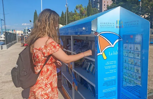 Knjižnice na plaži s polno paro