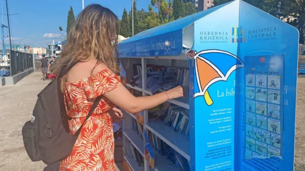 Knjižnice na plaži s polno paro
