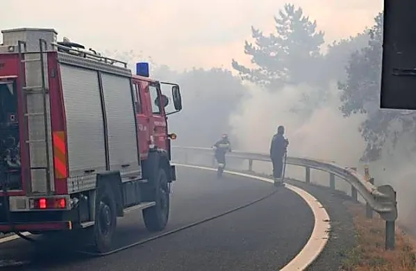 Gasilci so vso noč nadzirali požarišča.