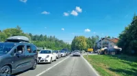 Kolona vozil proti mejnemu prehodu Jelšane se je prek vikenda 
vila vse do Dolenjskega Potoka, pa tudi dlje.  