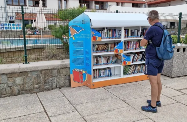 Kopalci na Bernardinu si bodo odslej lahko brezplačno izposojali 
knjige tudi na plaži.